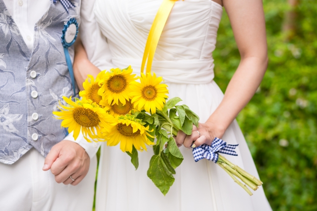 ベスト姿の花婿とウエディングドレス姿の花嫁