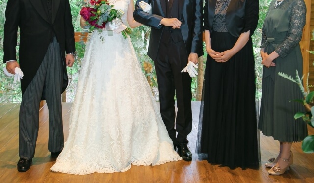 結婚式の写真。向かって右から２番目がお母様。