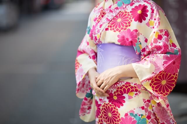 鮮やかな花柄の浴衣を着た女性