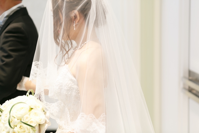 ヴェールをしたウエディングドレス姿の花嫁