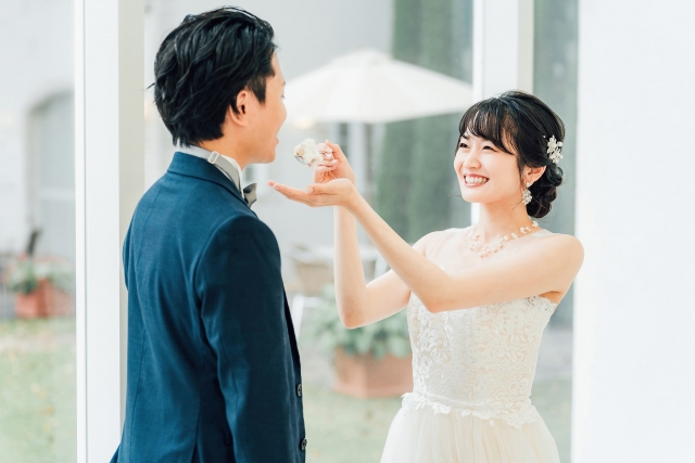 ファーストバイトをする新郎新婦