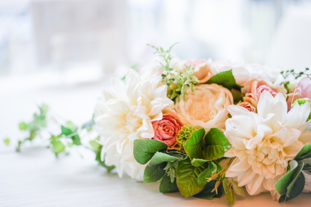 白にピンク、オレンジの花にグリーンの葉がさわやかなブーケ