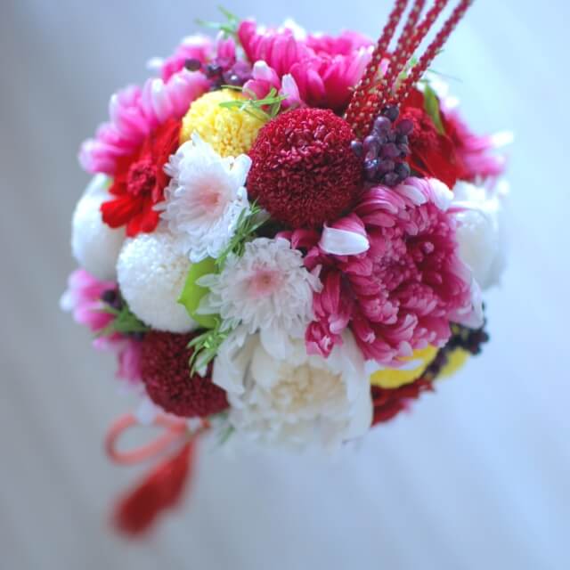 紅色のお花が印象的なボールブーケ