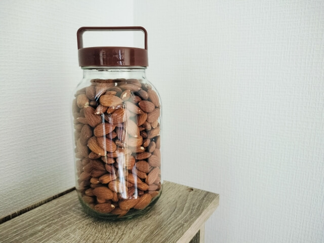 瓶に入ったアーモンド