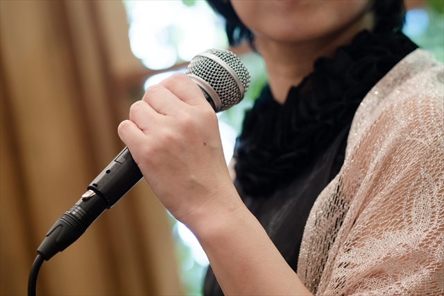 ゴールドのショールをした女性