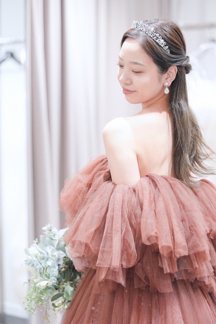 ピンクのドレスを着た花嫁