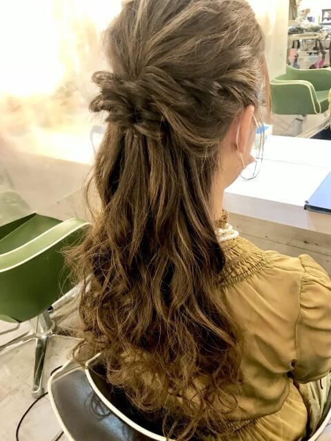 華やかなハーフアップヘアの女性