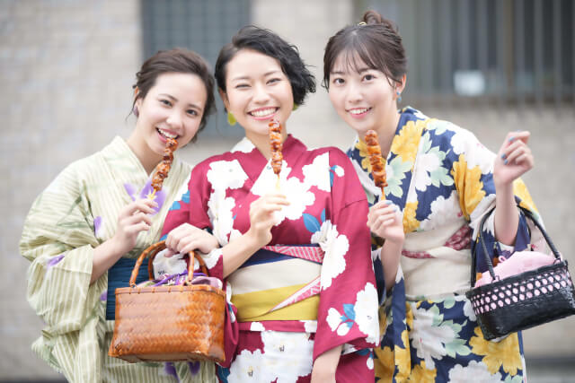 浴衣を着た女性３人