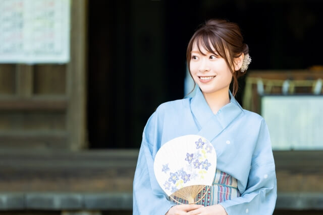 水色の浴衣を着た女性