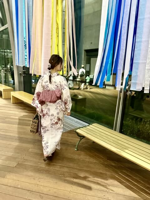 浴衣を着た女性の後ろ姿