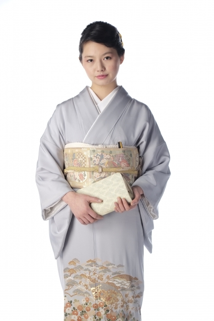 色留袖を着た女性