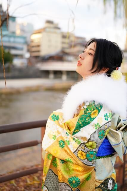 振袖に前下がりのショートボブの女性