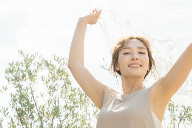 白い布を持った女性