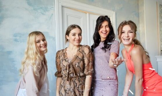 ドレスで着飾った４人の女性