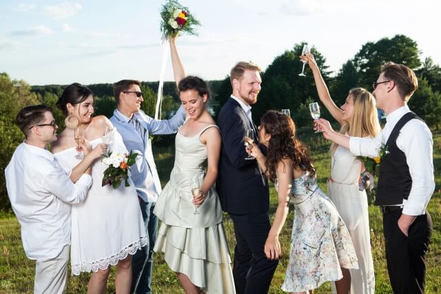 新郎新婦と踊るゲスト達