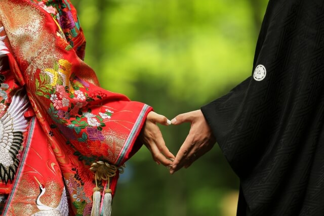 和装姿の新郎新婦