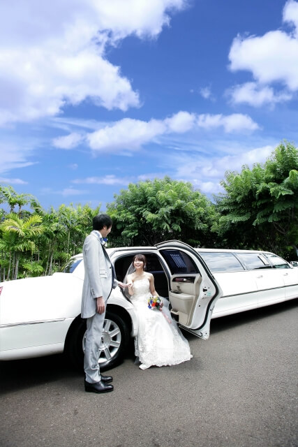 リムジンから降りる新郎新婦