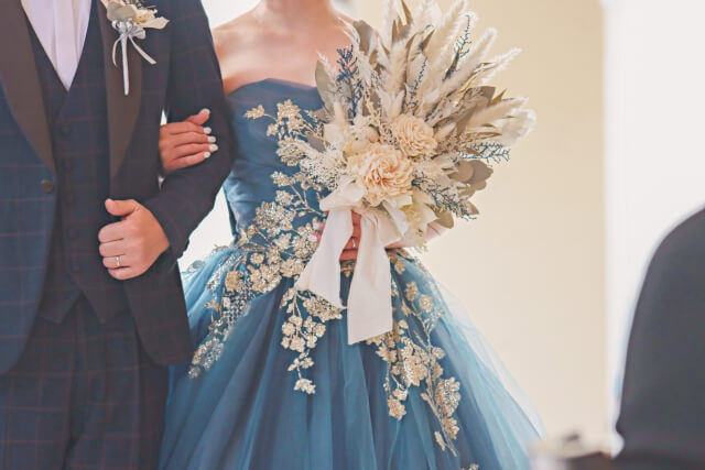 新郎とブルーのカラードレスを着た新婦
