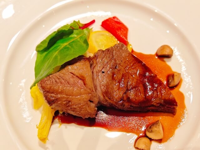 コース料理メインディッシュの肉