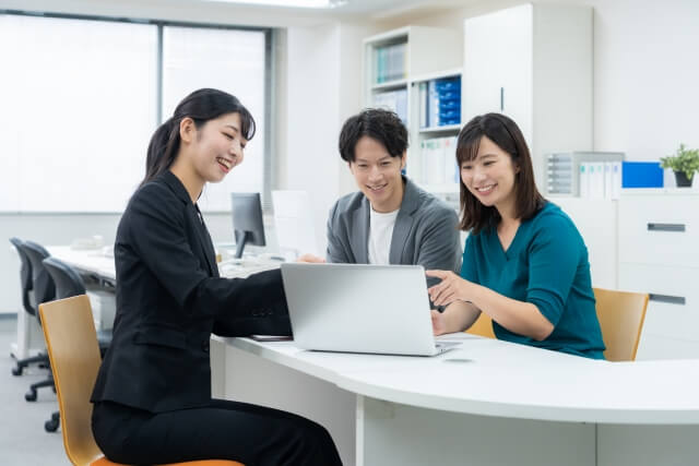 ブライダルプランナーと結婚式の打ち合わせをする新郎新婦