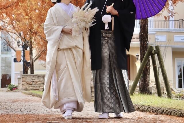 紅葉と新郎新婦