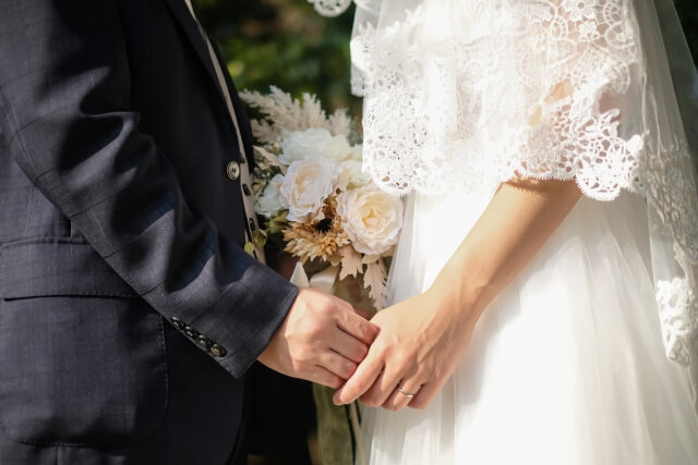 タキシード姿の新郎とウエディングドレス姿の新婦